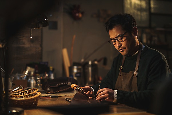 포토 JPG 응시 남자 40대 중년 신발 탁자 전등 실내 한명 사람 상반신 옆모습 한국인 도구 구멍 작업실 가죽 수제화 중년남자한명만 가죽공방 뚫기 국내포토 1 시선 뷰포인트 가구 모션 조명 동양인 성인 내부 공예 남자한명만 중년남자만 파일형식