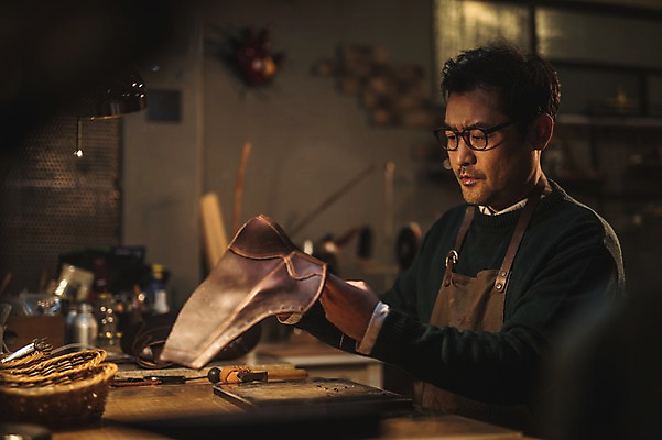 포토 JPG 응시 남자 40대 중년 신발 탁자 전등 실내 한명 사람 상반신 옆모습 한국인 도구 구멍 작업실 가죽 만들기 수제화 중년남자한명만 뚫기 국내포토 1 시선 뷰포인트 가구 모션 조명 동양인 성인 내부 남자한명만 중년남자만 파일형식