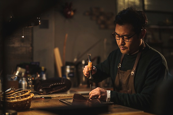 포토 JPG 남자 40대 중년 신발 탁자 실내 한명 사람 상반신 옆모습 한국인 도구 구멍 작업실 가죽 수제화 중년남자한명만 가죽공방 뚫기 국내포토 1 뷰포인트 가구 모션 동양인 성인 내부 공예 남자한명만 중년남자만 파일형식