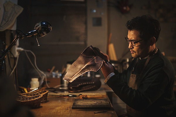 포토 JPG 응시 남자 40대 중년 신발 탁자 전등 실내 한명 사람 상반신 옆모습 한국인 도구 구멍 작업실 가죽 만들기 신발끈 수제화 중년남자한명만 뚫기 국내포토 1 시선 뷰포인트 가구 모션 조명 동양인 성인 내부 남자한명만 중년남자만 파일형식