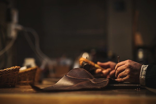 포토 JPG 손 남자 40대 중년 신발 탁자 한명 사람 근접촬영 신체부위 도구 구멍 작업실 가죽 만들기 신발끈 수제화 중년남자한명만 뚫기 국내포토 1 뷰포인트 가구 모션 성인 남자한명만 중년남자만 파일형식