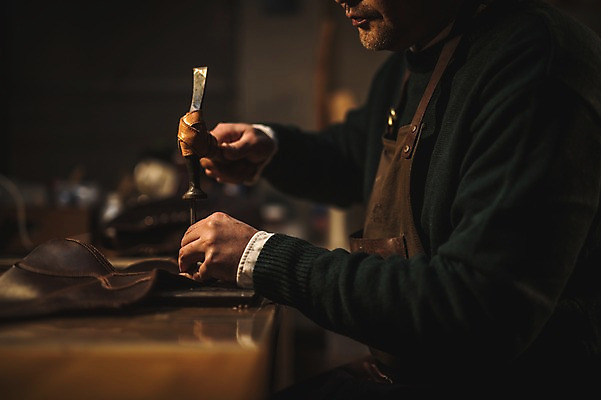 포토 JPG 남자 40대 중년 신발 실내 한명 사람 상반신 옆모습 앞치마 한국인 도구 구멍 작업실 가죽 신발끈 수제화 중년남자한명만 가죽공방 뚫기 국내포토 1 뷰포인트 모션 동양인 성인 내부 공예 남자한명만 중년남자만 파일형식