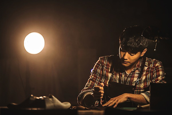 포토 JPG 남자 신발 전등 실내 한명 사람 상반신 20대 앞모습 견본 한국인 작업실 가죽 만들기 재단 수제화 성인남자한명만 가죽공방 국내포토 1 뷰포인트 모션 조명 동양인 청년 내부 공예 남자한명만 성인남자만 파일형식