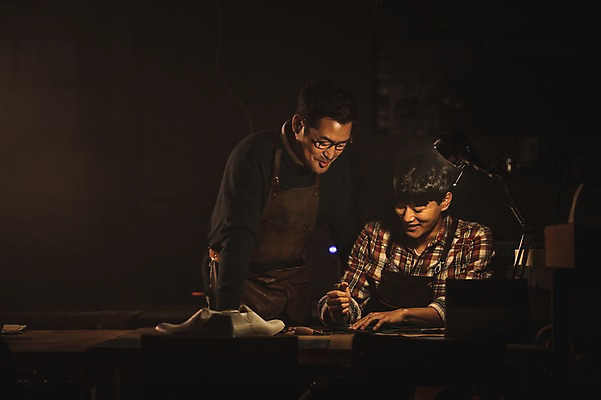 포토 JPG 남자 40대 중년 신발 실내 미소 사람 상반신 20대 성인 두명 앞모습 견본 스탠드 작업실 고수 가죽 만들기 제자 수제화 남자만 국내포토 뷰포인트 모션 조명 표정 청년 내부 향신료 파일형식