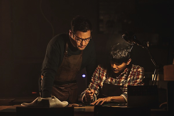 포토 JPG 응시 남자 40대 중년 신발 실내 설명 사람 상반신 20대 성인 두명 앞모습 견본 한국인 스탠드 가르침 작업실 고수 가죽 만들기 제자 수제화 남자만 국내포토 시선 교육 뷰포인트 모션 조명 동양인 청년 내부 향신료 파일형식