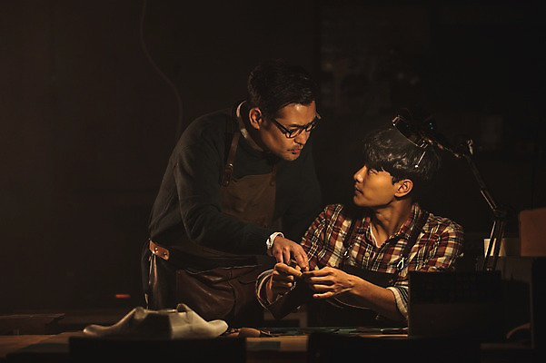 포토 JPG 남자 40대 중년 신발 실내 설명 사람 상반신 20대 성인 두명 앞모습 마주보기 견본 한국인 스탠드 가르침 작업실 고수 제조 가죽 만들기 제자 수제화 남자만 국내포토 교육 뷰포인트 모션 조명 동양인 청년 내부 향신료 파일형식