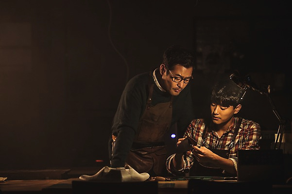 포토 JPG 응시 남자 40대 중년 신발 전등 실내 설명 사람 상반신 20대 성인 두명 앞모습 견본 한국인 스탠드 가르침 작업실 고수 가죽 만들기 제자 수제화 남자만 국내포토 시선 교육 뷰포인트 모션 조명 동양인 청년 내부 향신료 파일형식