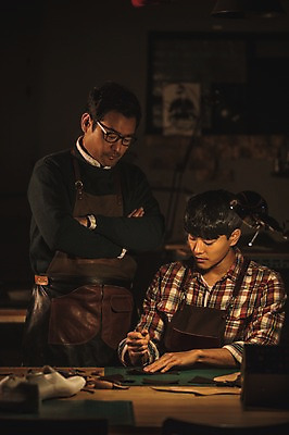 포토 JPG 응시 남자 40대 중년 신발 전등 실내 설명 서기 사람 앉기 상반신 20대 성인 두명 앞모습 견본 한국인 가르침 작업실 고수 가죽 만들기 제자 수제화 남자만 가죽공방 국내포토 시선 교육 뷰포인트 모션 조명 동양인 청년 내부 공예 향신료 파일형식
