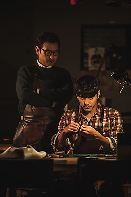 포토 JPG 응시 남자 40대 중년 신발 실내 설명 서기 사람 앉기 상반신 20대 성인 두명 앞모습 한국인 가르침 작업실 고수 가죽 만들기 제자 수제화 남자만 가죽공방 국내포토 시선 교육 뷰포인트 모션 동양인 청년 내부 공예 향신료 파일형식