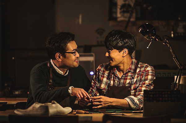 포토 JPG 남자 40대 중년 신발 전등 실내 설명 미소 사람 상반신 20대 성인 두명 앞모습 마주보기 견본 한국인 가르침 작업실 고수 제조 가죽 만들기 제자 수제화 남자만 가죽공방 국내포토 교육 뷰포인트 모션 조명 표정 동양인 청년 내부 공예 향신료 파일형식