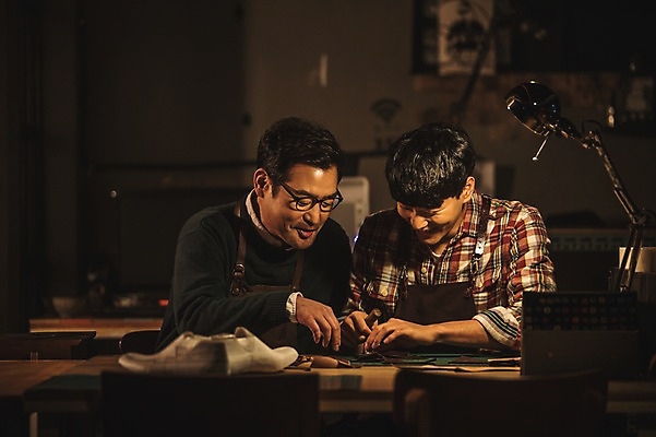 포토 JPG 남자 40대 중년 신발 전등 실내 설명 미소 사람 상반신 20대 성인 두명 앞모습 한국인 가르침 작업실 고수 제조 가죽 만들기 제자 수제화 남자만 가죽공방 국내포토 교육 뷰포인트 모션 조명 표정 동양인 청년 내부 공예 향신료 파일형식