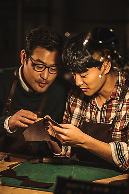 포토 JPG 남자 40대 중년 신발 전등 실내 설명 사람 상반신 20대 성인 두명 앞모습 빛 한국인 가르침 작업실 고수 제조 가죽 만들기 제자 수제화 남자만 가죽공방 국내포토 교육 뷰포인트 모션 조명 동양인 청년 내부 공예 향신료 파일형식