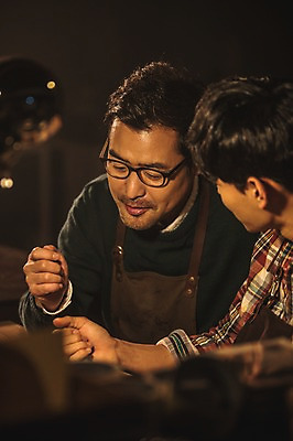 포토 JPG 응시 남자 40대 중년 신발 실내 설명 사람 상반신 20대 성인 두명 앞모습 옆모습 한국인 가르침 작업실 고수 제조 가죽 만들기 제자 수제화 남자만 가죽공방 국내포토 시선 교육 뷰포인트 모션 동양인 청년 내부 공예 향신료 파일형식