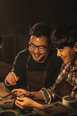 포토 JPG 남자 40대 중년 신발 실내 설명 미소 사람 상반신 20대 성인 두명 앞모습 옆모습 한국인 가르침 작업실 고수 제조 가죽 만들기 제자 수제화 남자만 가죽공방 국내포토 교육 뷰포인트 모션 표정 동양인 청년 내부 공예 향신료 파일형식