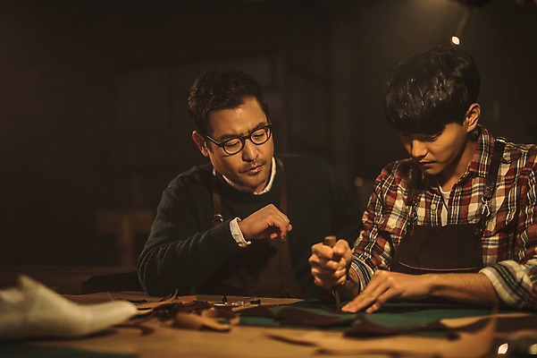 포토 JPG 응시 남자 40대 중년 신발 실내 설명 사람 상반신 20대 성인 두명 앞모습 한국인 도구 가르침 작업실 고수 가죽 제자 재단 수제화 남자만 성인남자한명만 가죽공방 국내포토 시선 교육 뷰포인트 모션 동양인 청년 내부 공예 향신료 남자한명만 성인남자만 파일형식