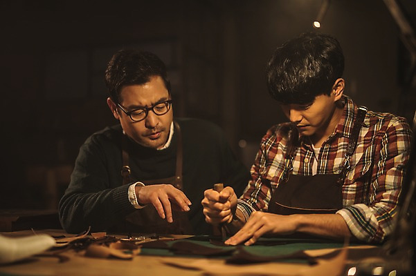 포토 JPG 응시 남자 40대 중년 신발 실내 설명 사람 상반신 20대 성인 두명 앞모습 한국인 도구 가르침 작업실 고수 가죽 제자 재단 수제화 남자만 가죽공방 국내포토 시선 교육 뷰포인트 모션 동양인 청년 내부 공예 향신료 파일형식