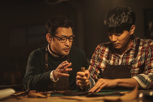 포토 JPG 남자 40대 중년 신발 실내 설명 사람 상반신 20대 성인 두명 앞모습 한국인 도구 가르침 작업실 고수 제조 가죽 만들기 제자 재단 수제화 남자만 가죽공방 국내포토 교육 뷰포인트 모션 동양인 청년 내부 공예 향신료 파일형식