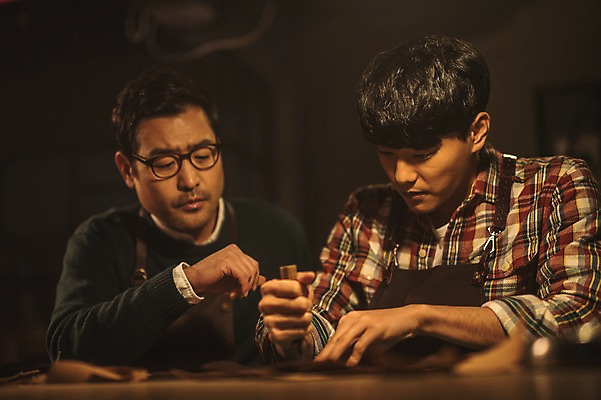 포토 JPG 응시 남자 40대 중년 신발 실내 설명 사람 상반신 20대 성인 두명 앞모습 한국인 도구 가르침 작업실 고수 가죽 제자 재단 수제화 남자만 국내포토 시선 교육 뷰포인트 모션 동양인 청년 내부 향신료 파일형식