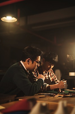 포토 JPG 응시 남자 40대 중년 신발 실내 설명 사람 상반신 20대 성인 두명 앞모습 옆모습 한국인 가르침 작업실 고수 제조 가죽 만들기 제자 재단 수제화 남자만 가죽공방 국내포토 시선 교육 뷰포인트 모션 동양인 청년 내부 공예 향신료 파일형식