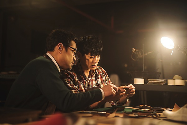 포토 JPG 응시 남자 40대 중년 신발 전등 실내 설명 사람 상반신 20대 성인 두명 앞모습 옆모습 한국인 가르침 작업실 고수 제조 가죽 만들기 제자 방법 수제화 남자만 국내포토 시선 교육 뷰포인트 모션 조명 동양인 청년 내부 향신료 파일형식