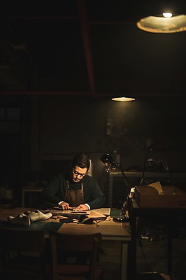 포토 JPG 남자 40대 중년 신발 실내 한명 사람 상반신 앞모습 견본 한국인 작업실 가죽 책상 만들기 재단 수제화 중년남자한명만 가죽공방 국내포토 1 뷰포인트 가구 모션 동양인 성인 내부 공예 남자한명만 중년남자만 파일형식