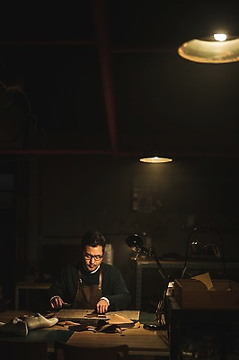 포토 JPG 응시 남자 40대 중년 신발 전등 실내 한명 사람 상반신 앞모습 한국인 작업실 가죽 책상 만들기 재단 수제화 중년남자한명만 가죽공방 국내포토 1 시선 뷰포인트 가구 모션 조명 동양인 성인 내부 공예 남자한명만 중년남자만 파일형식