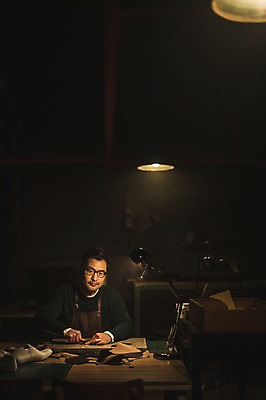 포토 JPG 응시 남자 40대 중년 신발 실내 한명 미소 사람 상반신 앞모습 견본 한국인 작업실 가죽 재단 수제화 중년남자한명만 가죽공방 국내포토 1 시선 뷰포인트 표정 동양인 성인 내부 공예 남자한명만 중년남자만 파일형식