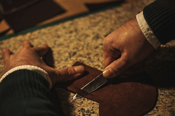 포토 JPG 손 남자 40대 중년 한명 사람 근접촬영 신체부위 작업실 칼 가죽 재단 수제화 중년남자한명만 가죽공방 국내포토 1 뷰포인트 신발 성인 공예 남자한명만 중년남자만 파일형식