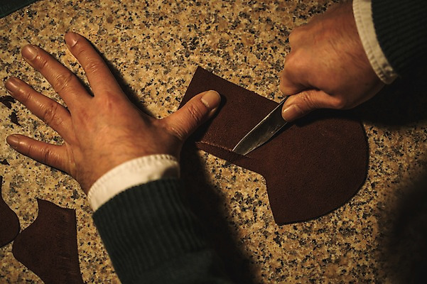 포토 JPG 손 남자 40대 중년 신발 한명 사람 근접촬영 신체부위 작업실 칼 제조 가죽 만들기 재단 중년남자한명만 국내포토 1 뷰포인트 모션 성인 남자한명만 중년남자만 파일형식