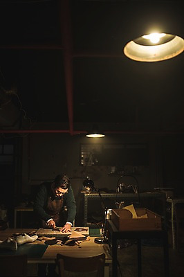 포토 JPG 남자 40대 중년 신발 실내 한명 사람 상반신 앞모습 견본 한국인 도구 공구 작업실 칼 제조 가죽 만들기 재단 수제화 중년남자한명만 가죽공방 국내포토 1 뷰포인트 모션 동양인 성인 내부 공예 남자한명만 중년남자만 파일형식