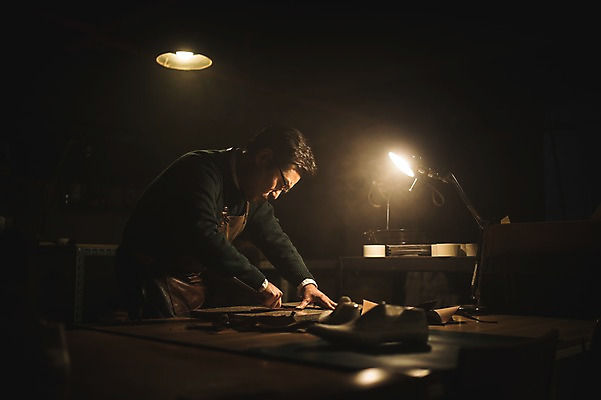 포토 JPG 응시 남자 40대 중년 신발 실내 한명 사람 상반신 옆모습 견본 한국인 스탠드 작업실 칼 제조 가죽 책상 만들기 재단 수제화 중년남자한명만 국내포토 1 시선 뷰포인트 가구 모션 조명 동양인 성인 내부 남자한명만 중년남자만 파일형식