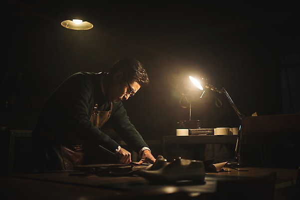 포토 JPG 응시 남자 40대 중년 신발 한명 사람 상반신 옆모습 견본 한국인 스탠드 작업실 칼 제조 가죽 책상 만들기 재단 수제화 중년남자한명만 가죽공방 국내포토 1 시선 뷰포인트 가구 모션 조명 동양인 성인 공예 남자한명만 중년남자만 파일형식