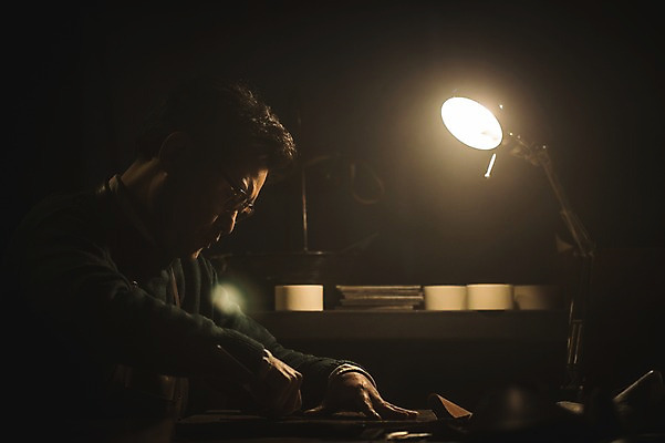 포토 JPG 남자 40대 중년 신발 실내 한명 사람 상반신 옆모습 한국인 도구 공구 스탠드 작업실 제조 가죽 만들기 재단 수제화 중년남자한명만 가죽공방 국내포토 1 뷰포인트 모션 조명 동양인 성인 내부 공예 남자한명만 중년남자만 파일형식