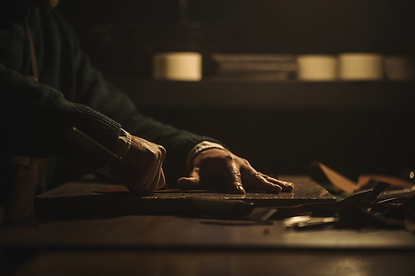 포토 JPG 손 남자 40대 중년 실내 한명 사람 근접촬영 신체부위 작업실 칼 제조 가죽 만들기 재단 수제화 중년남자한명만 가죽공방 국내포토 1 뷰포인트 신발 모션 성인 내부 공예 남자한명만 중년남자만 파일형식