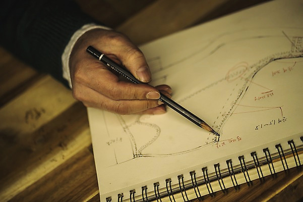 포토 JPG 손 남자 40대 중년 신발 한명 사람 근접촬영 신체부위 연필 그리기 작업실 스케치 스프링노트 수제화 중년남자한명만 국내포토 1 뷰포인트 모션 학용품 미술 성인 필기구 공책 남자한명만 중년남자만 파일형식