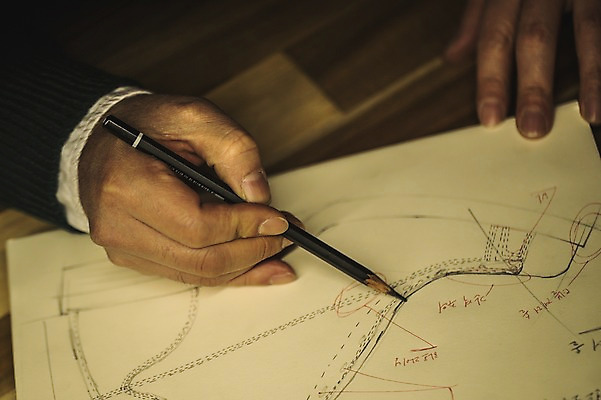 포토 JPG 손 남자 40대 중년 신발 표시 한명 사람 근접촬영 신체부위 연필 공책 그리기 작업실 스케치 중년남자한명만 국내포토 1 뷰포인트 모션 문구용품 학용품 미술 성인 필기구 남자한명만 중년남자만 파일형식