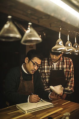 포토 JPG 응시 남자 40대 중년 신발 전등 실내 설명 사람 상반신 20대 성인 두명 앞모습 연필 견본 한국인 가르침 그리기 작업실 고수 스케치 제자 스프링노트 수제화 남자만 국내포토 시선 교육 뷰포인트 모션 학용품 조명 미술 동양인 청년 내부 필기구 공책 향신료 파일형식