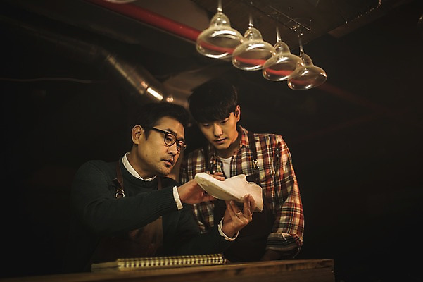 포토 JPG 응시 남자 40대 중년 신발 실내 설명 사람 상반신 20대 성인 두명 앞모습 견본 한국인 가리킴 가르침 작업실 고수 제자 스프링노트 수제화 남자만 국내포토 시선 교육 뷰포인트 모션 동양인 손짓 청년 내부 공책 향신료 파일형식