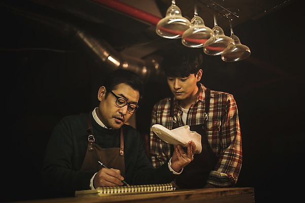 포토 JPG 응시 남자 40대 중년 신발 실내 설명 사람 상반신 20대 성인 두명 앞모습 연필 견본 한국인 가르침 그리기 작업실 고수 스케치 제자 스프링노트 수제화 남자만 국내포토 시선 교육 뷰포인트 모션 학용품 미술 동양인 청년 내부 필기구 공책 향신료 파일형식