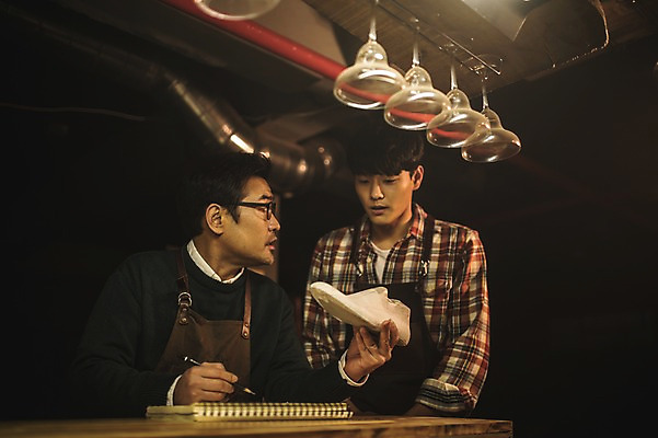 포토 JPG 응시 남자 40대 중년 신발 실내 대화 설명 사람 상반신 20대 성인 두명 앞모습 옆모습 연필 견본 한국인 가르침 작업실 고수 제자 스프링노트 수제화 남자만 국내포토 시선 교육 뷰포인트 모션 학용품 말하기 동양인 청년 내부 필기구 공책 향신료 파일형식