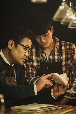 포토 JPG 응시 남자 40대 중년 신발 실내 설명 사람 상반신 20대 성인 두명 앞모습 옆모습 연필 견본 앞치마 한국인 가리킴 가르침 작업실 고수 제자 스프링노트 수제화 남자만 국내포토 시선 교육 뷰포인트 모션 학용품 동양인 손짓 청년 내부 필기구 공책 향신료 파일형식