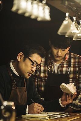 포토 JPG 응시 남자 40대 중년 신발 실내 설명 사람 상반신 20대 성인 두명 앞모습 옆모습 연필 견본 한국인 가르침 그리기 작업실 고수 스케치 제자 스프링노트 수제화 남자만 국내포토 시선 교육 뷰포인트 모션 학용품 미술 동양인 청년 내부 필기구 공책 향신료 파일형식