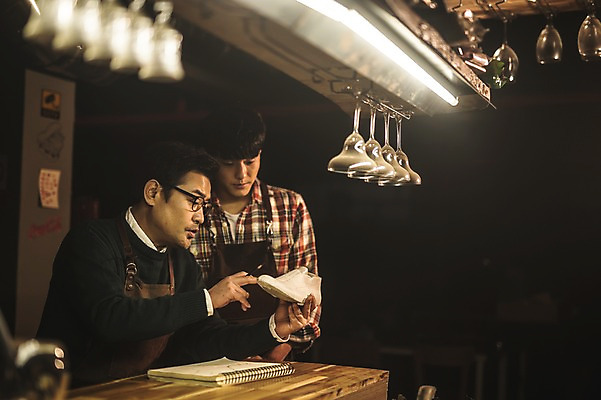 포토 JPG 응시 남자 40대 중년 신발 실내 설명 사람 상반신 20대 성인 두명 앞모습 옆모습 연필 견본 한국인 가르침 작업실 고수 책상 제자 스프링노트 수제화 남자만 국내포토 시선 교육 뷰포인트 가구 모션 학용품 동양인 청년 내부 필기구 공책 향신료 파일형식