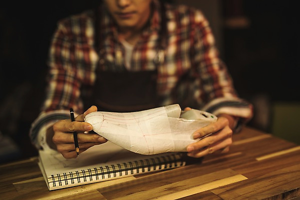 포토 JPG 응시 남자 신발 실내 한명 사람 앉기 상반신 20대 앞모습 연필 견본 한국인 작업실 스케치 책상 스프링노트 성인남자한명만 국내포토 1 시선 뷰포인트 가구 모션 학용품 미술 동양인 청년 내부 필기구 공책 남자한명만 성인남자만 파일형식