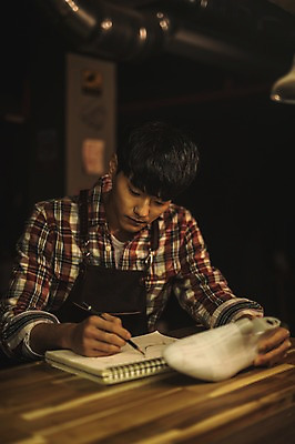 포토 JPG 남자 신발 실내 한명 사람 앉기 상반신 20대 앞모습 연필 견본 한국인 그리기 작업실 스케치 책상 스프링노트 성인남자한명만 국내포토 1 뷰포인트 가구 모션 학용품 미술 동양인 청년 내부 필기구 공책 남자한명만 성인남자만 파일형식