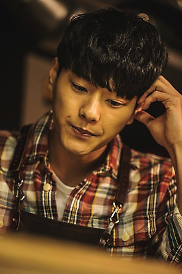 포토 JPG 응시 남자 생각 한명 사람 상반신 20대 앞모습 한국인 작업실 고민 성인남자한명만 국내포토 1 시선 감정 뷰포인트 동양인 청년 남자한명만 성인남자만 파일형식