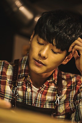 포토 JPG 응시 남자 생각 한명 사람 상반신 20대 앞모습 눈감음 한국인 작업실 고민 성인남자한명만 국내포토 1 시선 감정 뷰포인트 모션 동양인 청년 남자한명만 성인남자만 파일형식