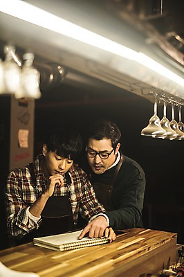 포토 JPG 응시 남자 40대 중년 와인잔 잔 실내 설명 사람 앉기 상반신 20대 성인 두명 앞모습 연필 한국인 가리킴 가르침 작업실 고수 책상 제자 스프링노트 수제화 남자만 국내포토 식기 시선 교육 뷰포인트 가구 신발 술잔 모션 학용품 동양인 손짓 청년 내부 필기구 공책 향신료 파일형식