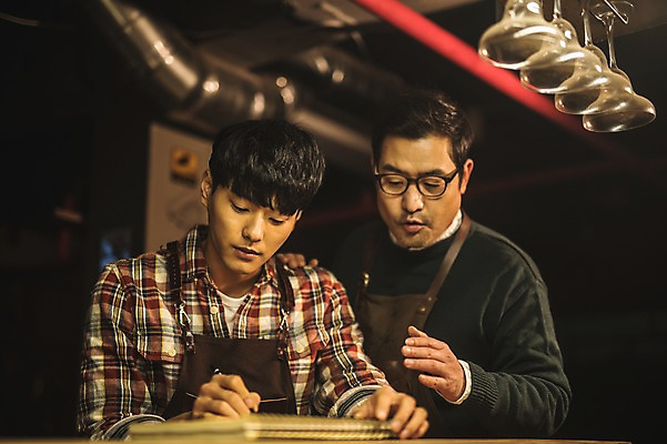 포토 JPG 남자 40대 중년 와인잔 잔 실내 사람 앉기 상반신 20대 성인 두명 앞모습 연필 한국인 가르침 그리기 작업실 고수 스케치 책상 제자 스프링노트 수제화 남자만 국내포토 식기 교육 뷰포인트 가구 신발 술잔 모션 학용품 미술 동양인 청년 내부 필기구 공책 향신료 파일형식 생활용품 문화예술 문구용품 인종 향미료 양념 오브젝트