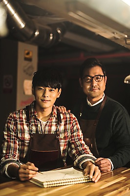 포토 JPG 남자 40대 중년 와인잔 잔 실내 미소 사람 앉기 상반신 20대 성인 두명 앞모습 연필 한국인 가르침 작업실 고수 스케치 책상 제자 스프링노트 수제화 남자만 국내포토 식기 교육 뷰포인트 가구 신발 술잔 모션 학용품 표정 미술 동양인 청년 내부 필기구 공책 향신료 파일형식